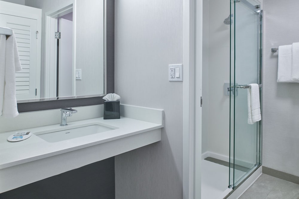 Suite, 1 Bedroom, Courtyard View - Photo 8