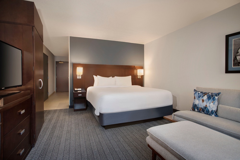 Room, 1 King Bed with Sofa bed (Hearing Accessible) - Photo 1