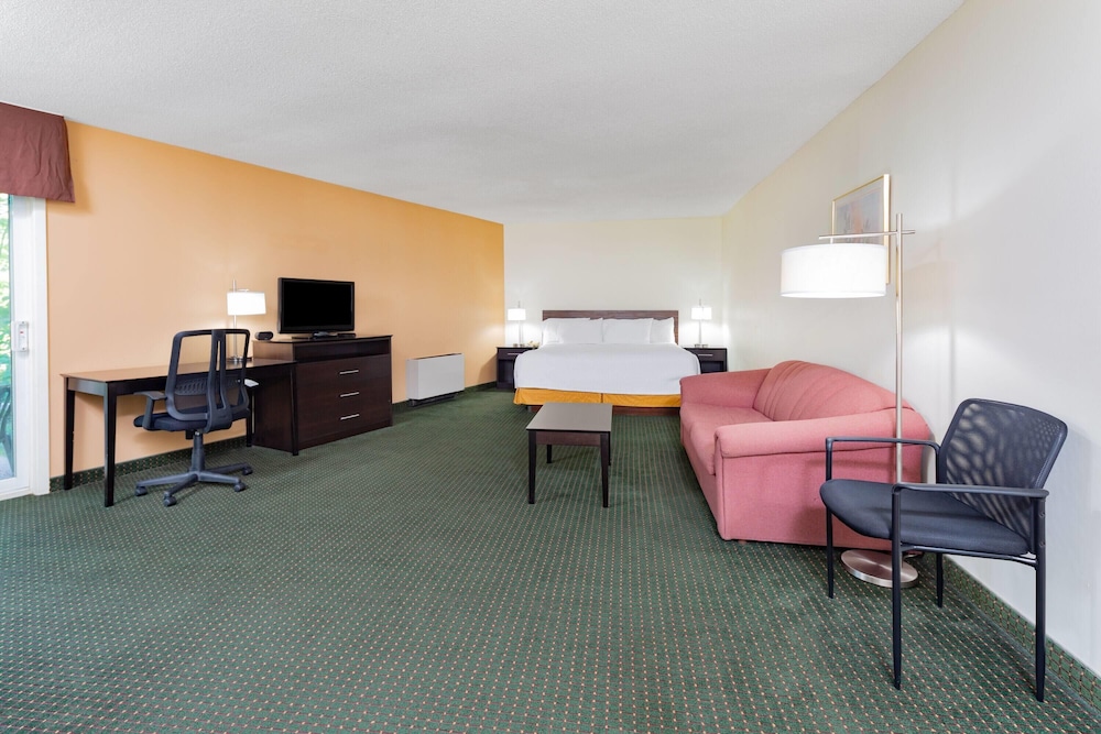 Suite, 1 King Bed, Non Smoking (Sundeck) photo 1
