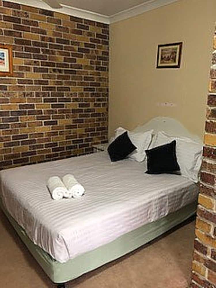 Queen Room photo 1