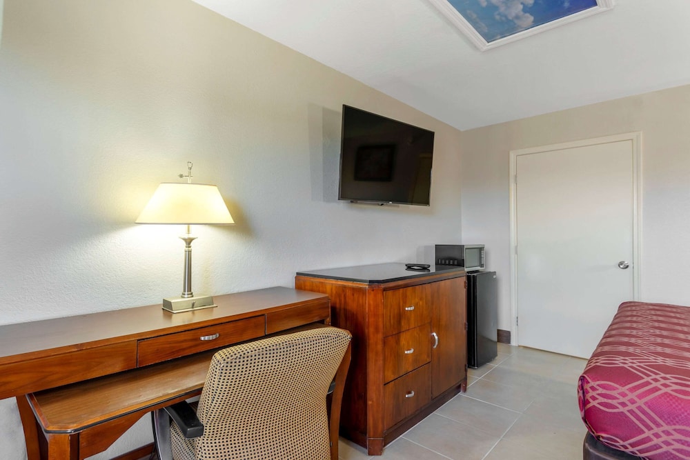 Standard Room, 1 King Bed, Non Smoking - Photo 3