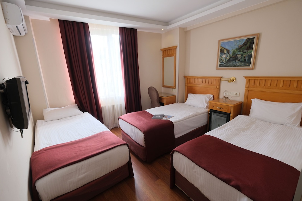 Economy Triple Room photo 2