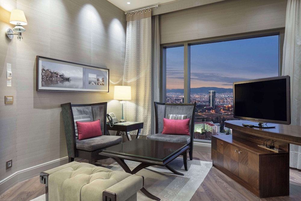 One bedroom corner suite thumbnail 6