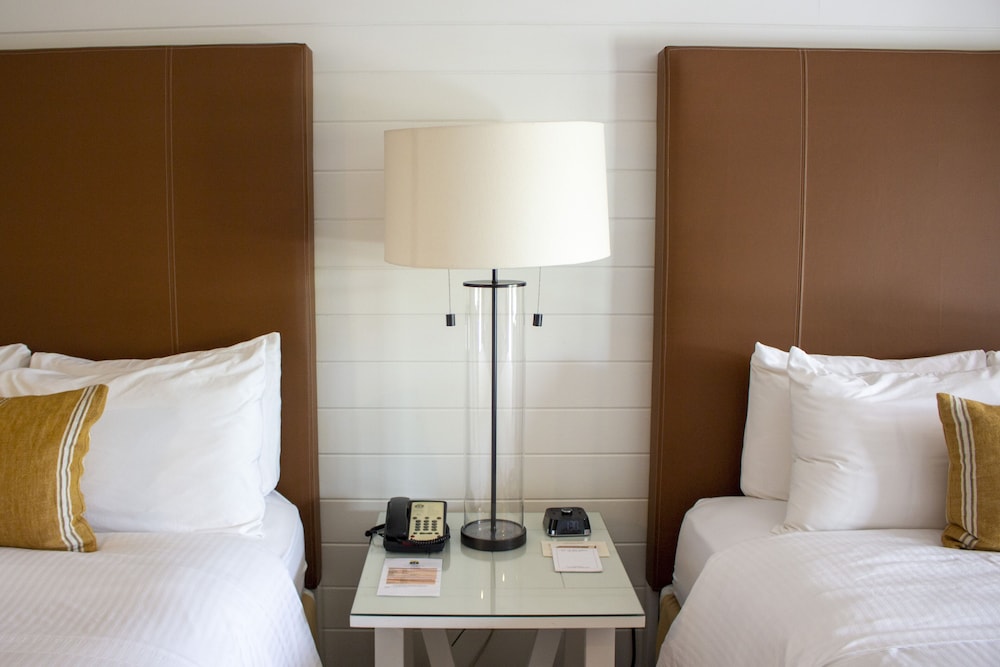 Standard Room, 2 Queen Beds, Non Lakeview, Non Smoking - Photo 2