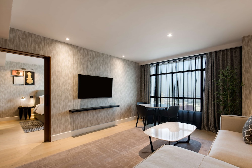 Suite, 1 Bedroom - Photo 4
