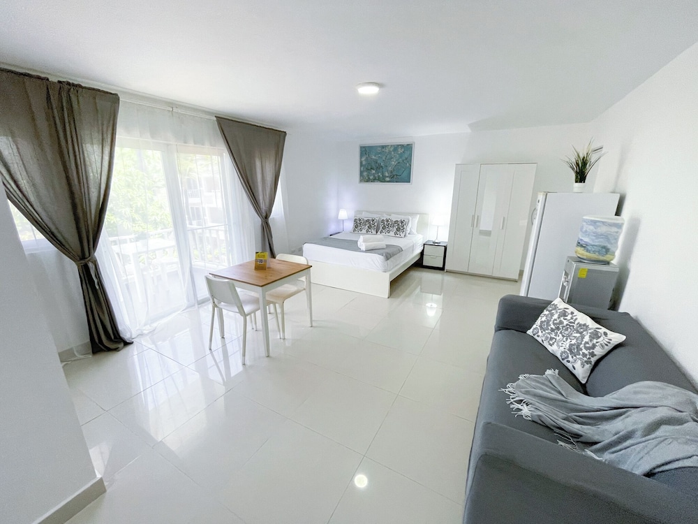 Deluxe Studio, Kitchen, Pool View