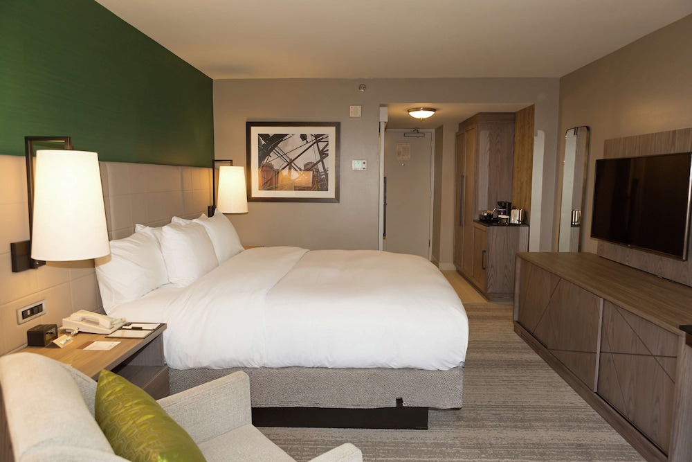 Room, 1 King Bed, Accessible (Roll-In Shower) photo 3