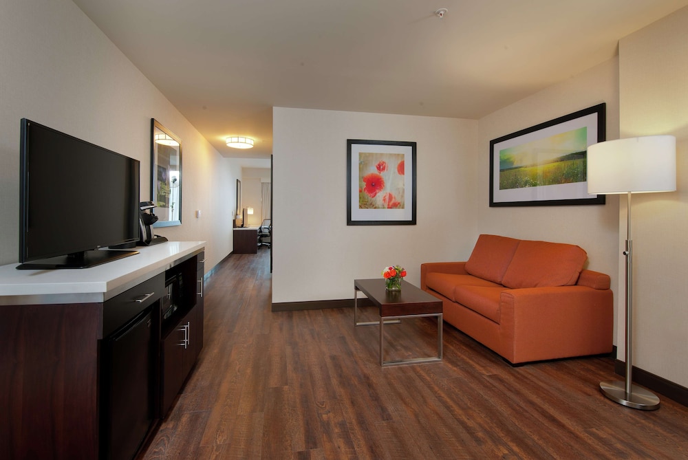 Junior Suite, 1 King Bed, Non Smoking photo 3