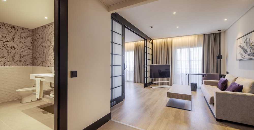Premium Suite, 2 adults and 1 child - Photo 10