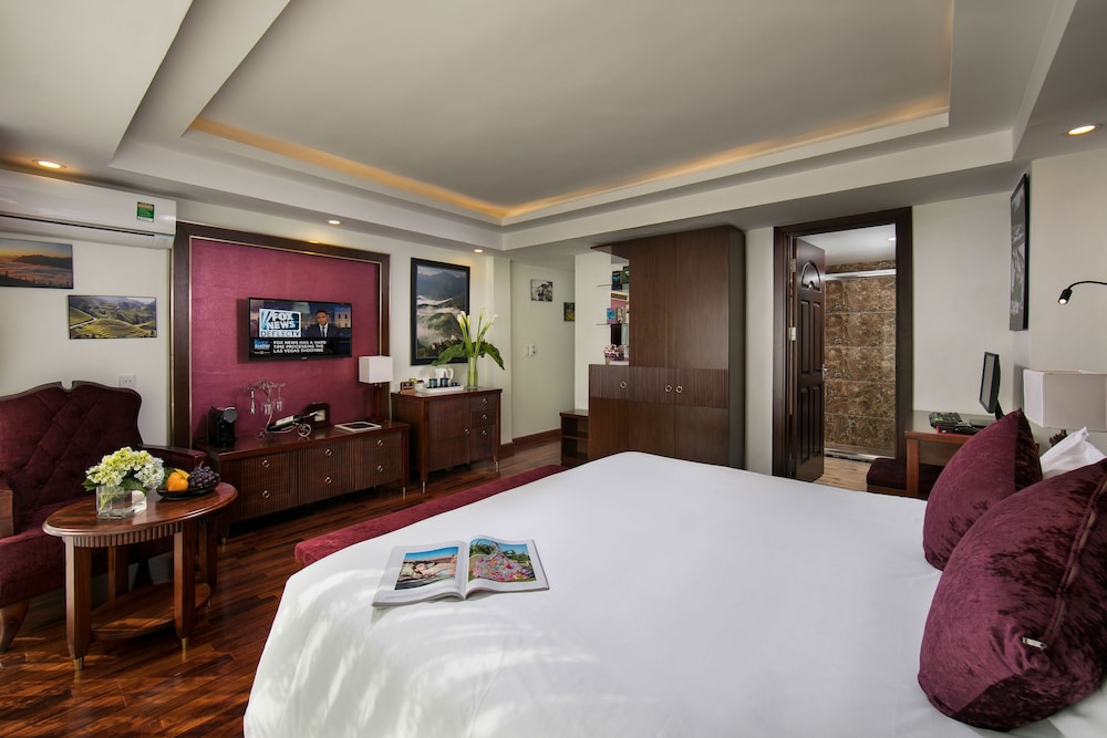 Executive Room with Balcony - Photo 8