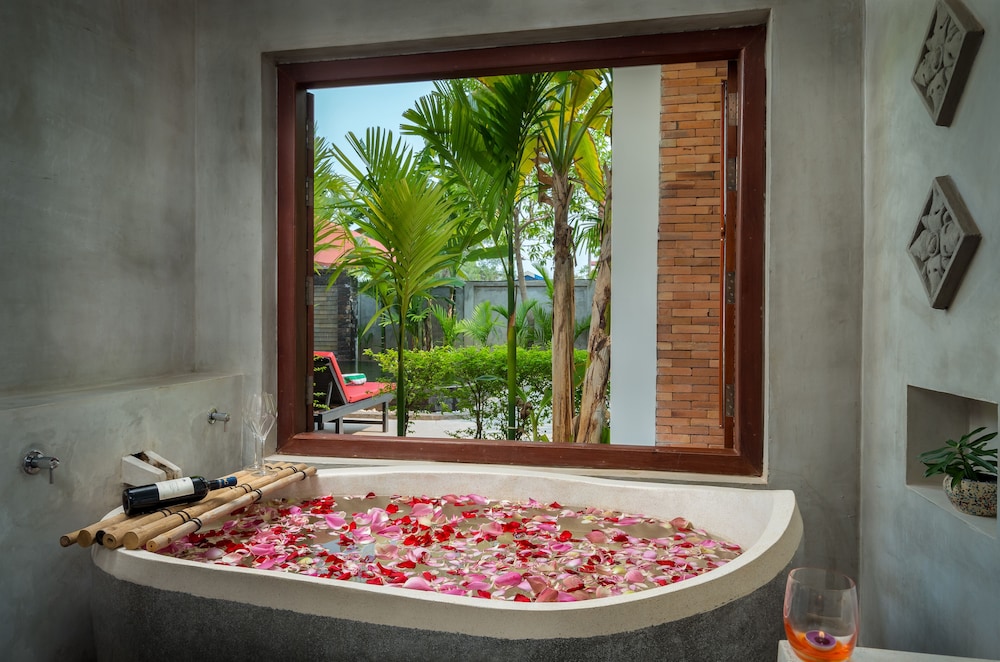 Suite Room Pool View - Photo 14