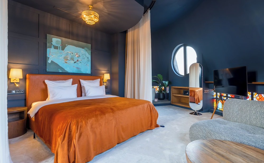 Romantic Suite, City View