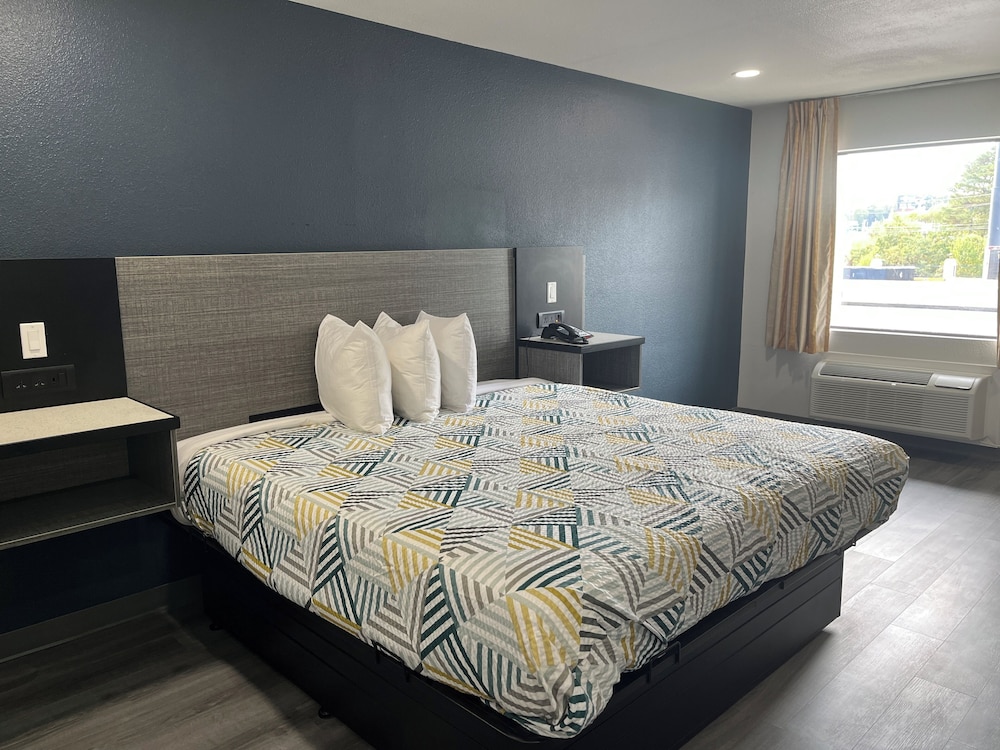 Deluxe Room, 1 King Bed, Smoking, Refrigerator & Microwave photo 3