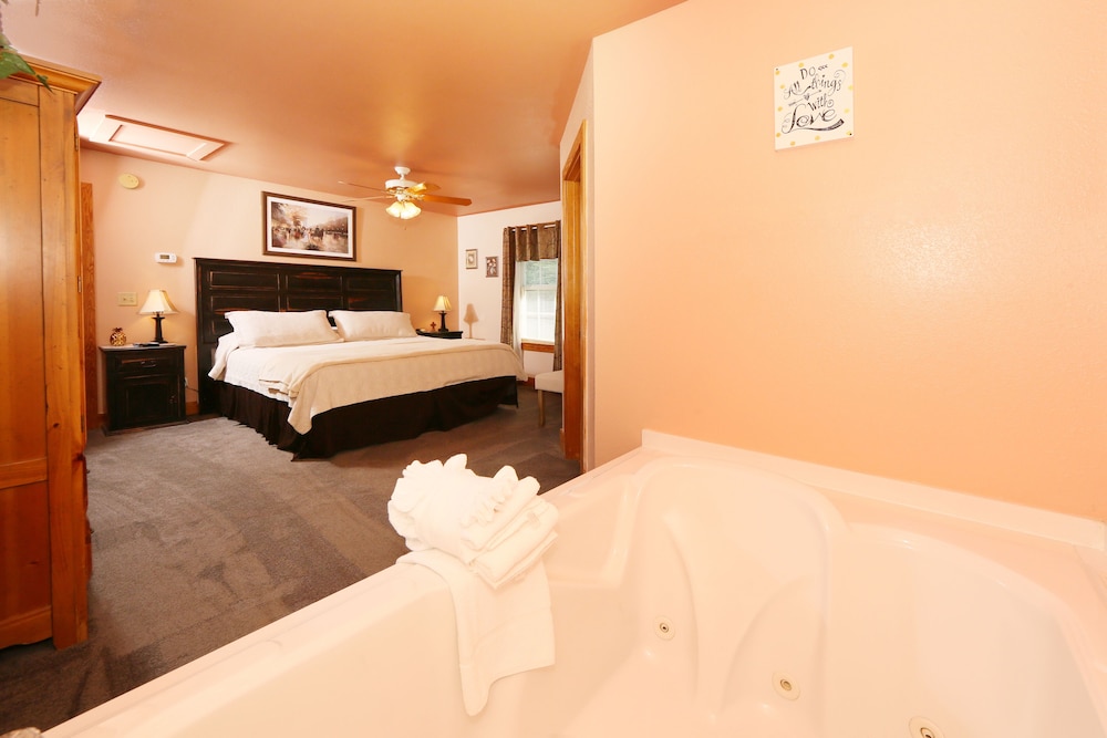 House, 1 King Bed with Sofa bed, Hot Tub, Mountain View
