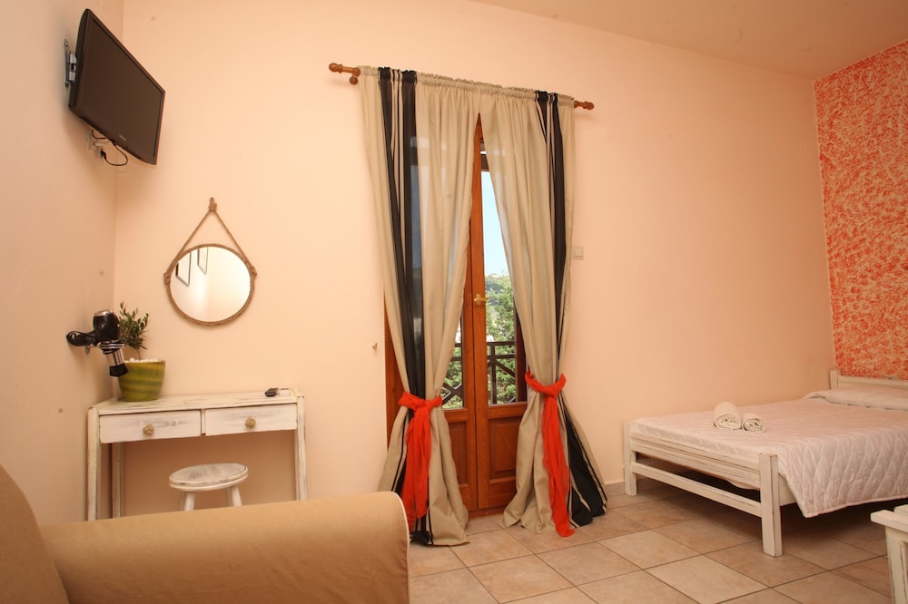 Basic Studio, 1 Bedroom, Hot Tub, Garden View (3 Adults) photo 2