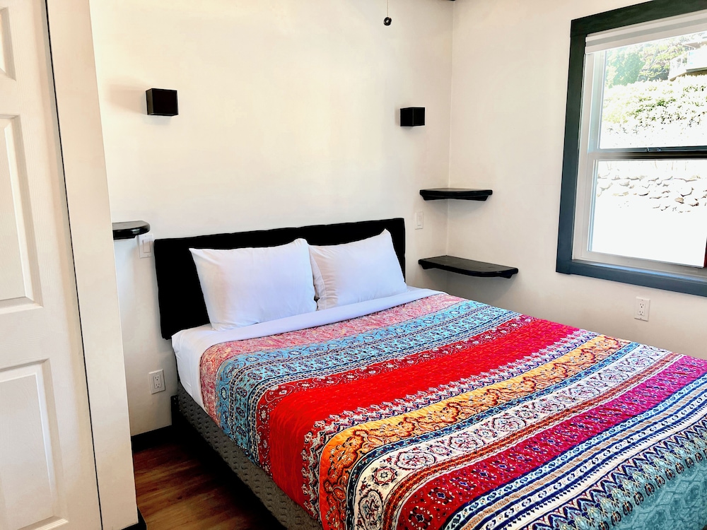 Classic Cabin 3 - 1 Queen Bedroom + Queen Sofa Bed, 1 Bathroom, Kitchen & Lake Views