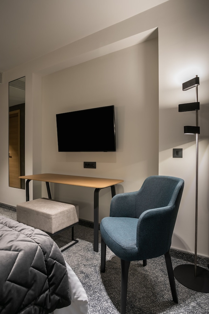 Premium Twin Room - Photo 2