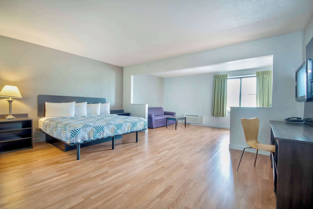 Standard Studio, 1 King Bed, Non Smoking (Roll In Shower - Accessible) - Photo 2