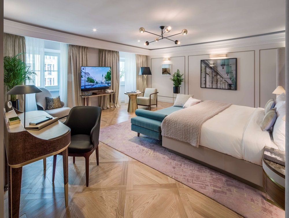 Raffles, Room, 1 King Bed thumbnail 5
