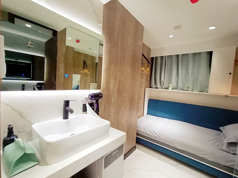Mini Double Window Room