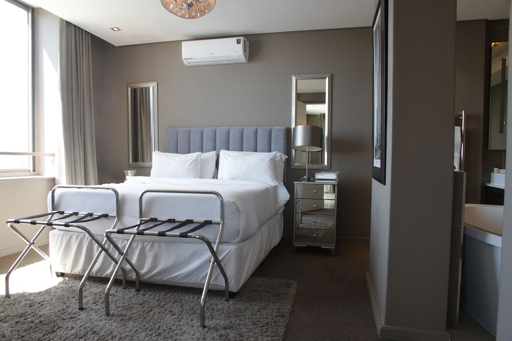 Luxury Two-Bedroom Apartment - Photo 19