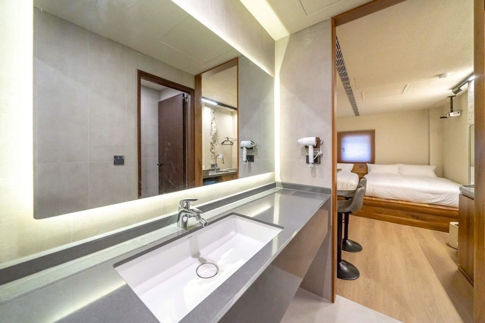 Classic Double or Twin Room, Non Smoking