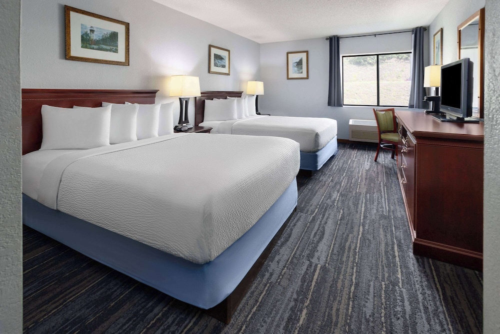 Standard Room, 2 Queen Beds - Photo 1