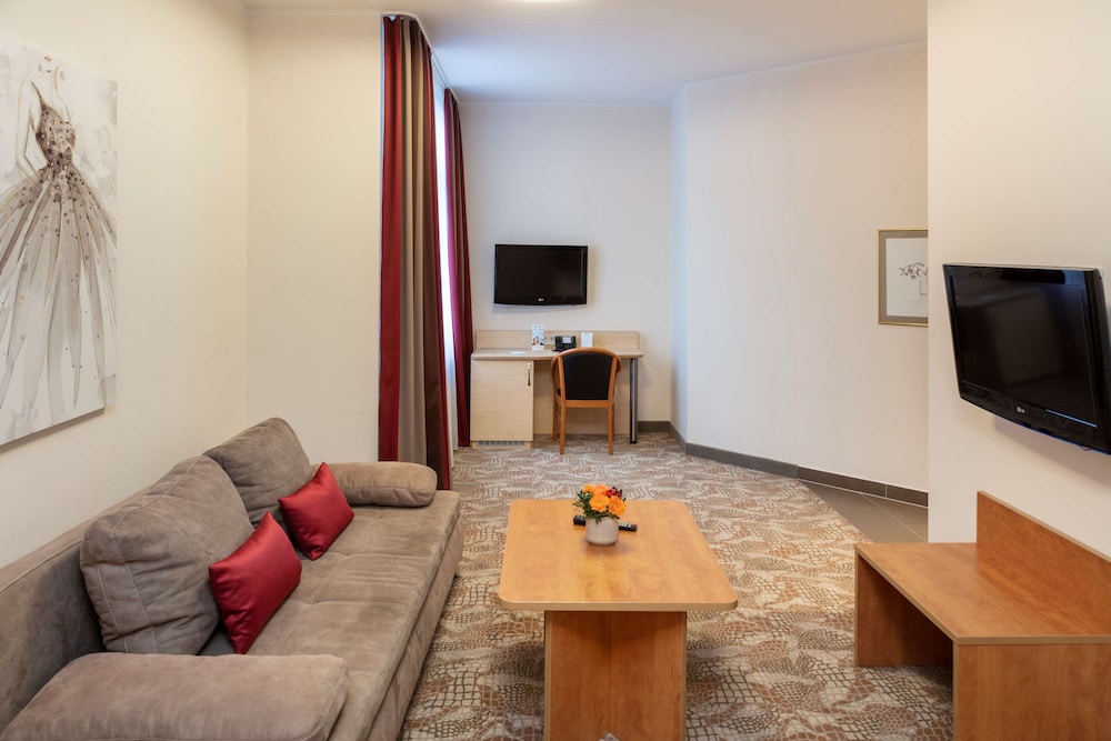 Standard Room, 1 Double Bed, Kitchenette (Converts to 2 Twin Beds;with Sofabed) - Photo 3