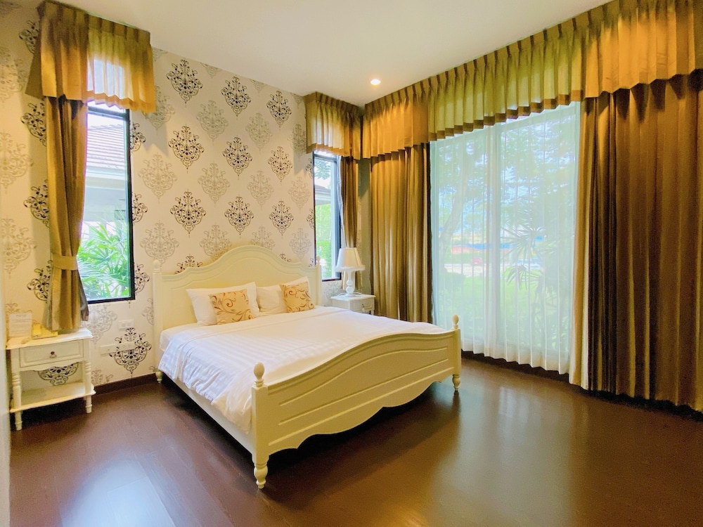 Executive Room - Photo 1