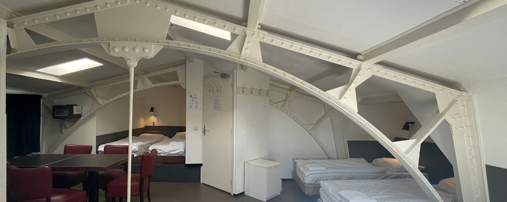 Deluxe Room, Multiple Beds, Private Bathroom, City View (6 Persons)