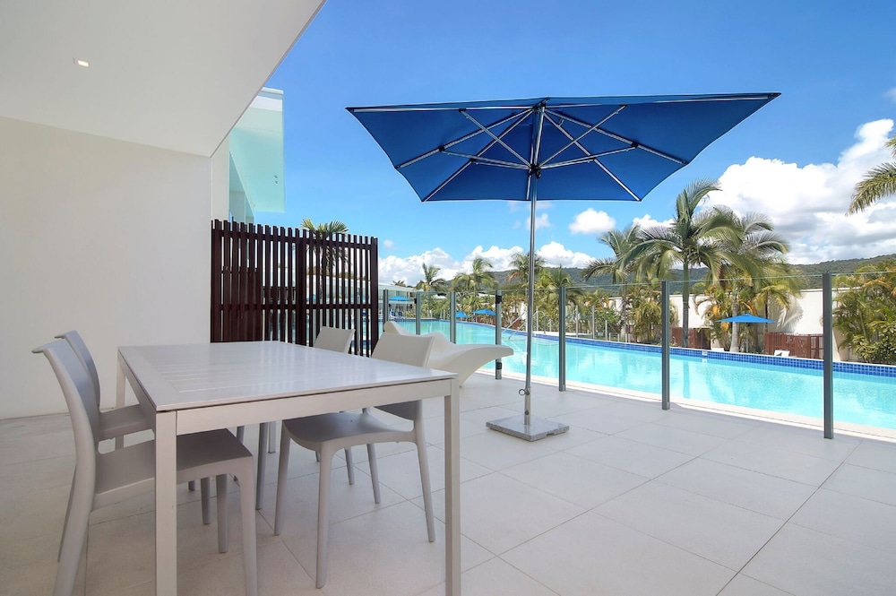 2 Bedroom Swim-up Pool View