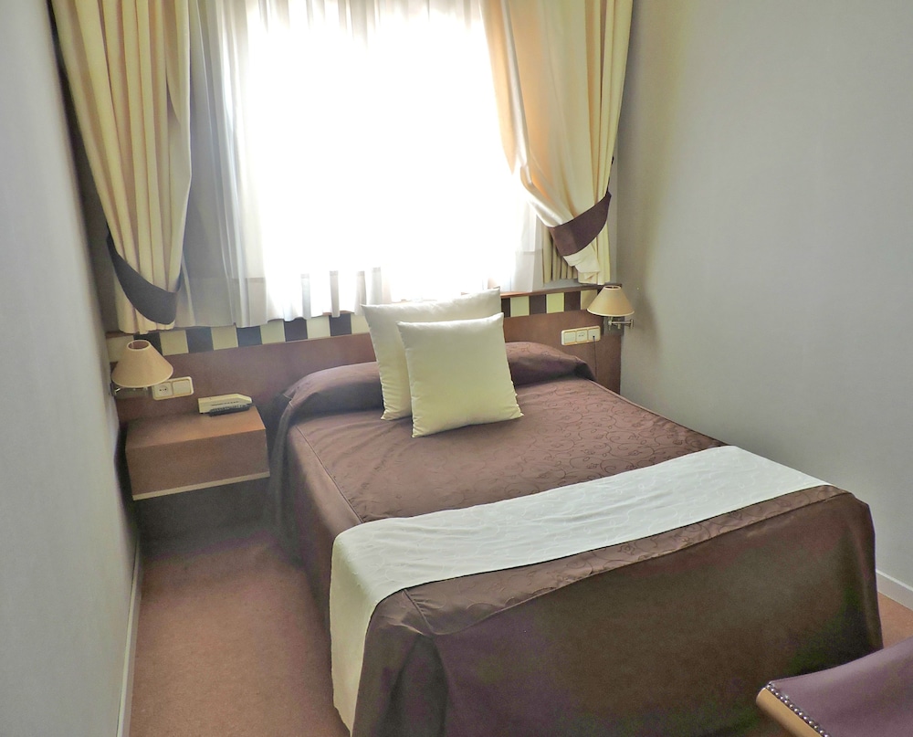 Standard Double or Twin Room - Photo 2