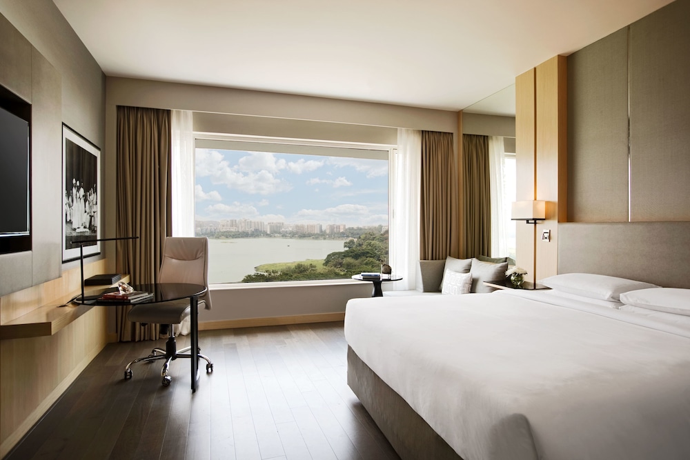 Club Room, 1 King Bed, Lake View Club Room, 1 King Bed, Lake View