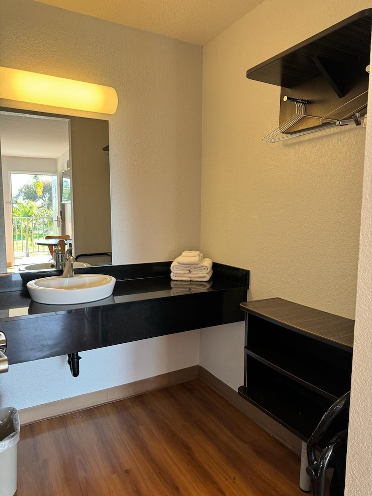 Standard Room, 2 Double Beds, Non Smoking, Refrigerator photo 3