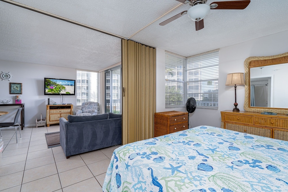 Condo, 1 Bedroom photo 2