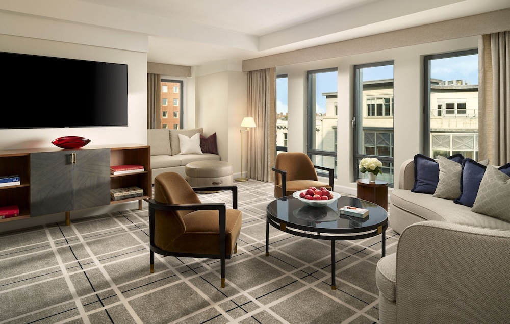 Suite, 1 King Bed, Corner (Back Bay)