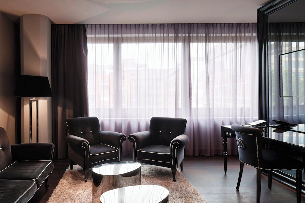 Presidential Suite, 1 King Bed, Courtyard View photo 3