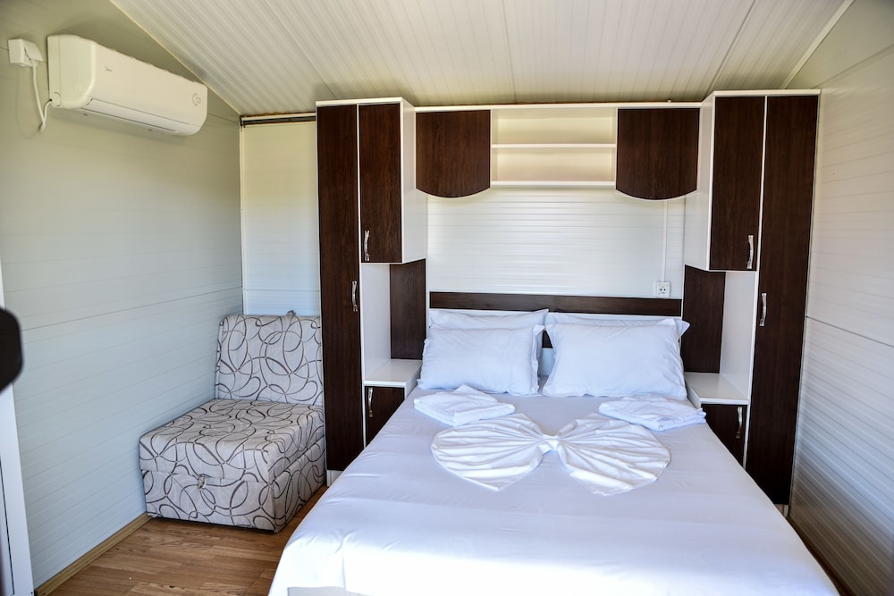 Basic Double Room, 1 Queen Bed