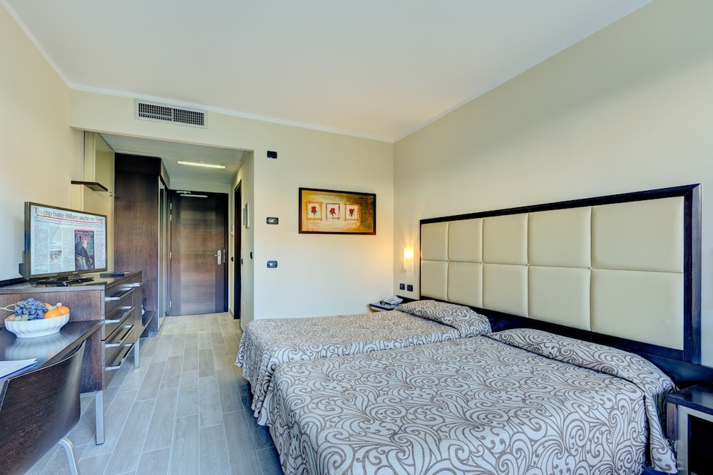 Standard Double or Twin Room (Main Building) - Photo 7