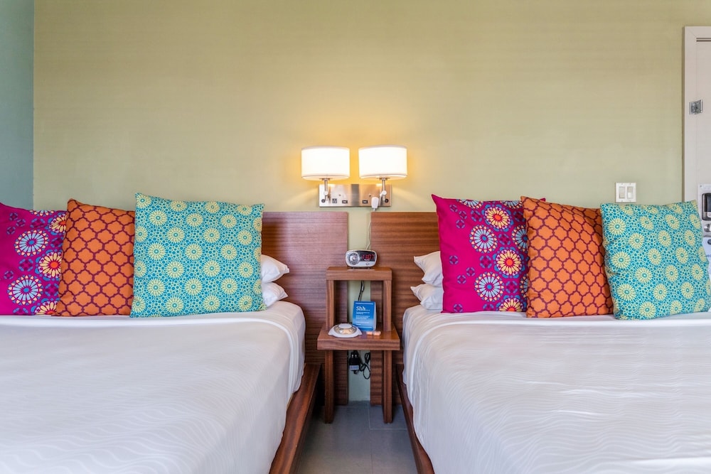Double Queen Room (Self Check-in) thumbnail 6