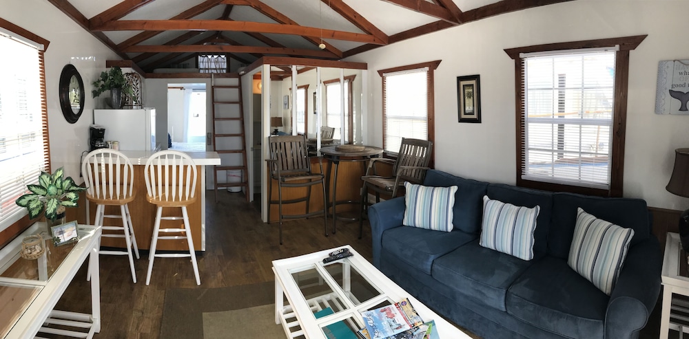 Sea Biscuit: Aqua Lodge, 1 Bedroom, Bay View photo 1