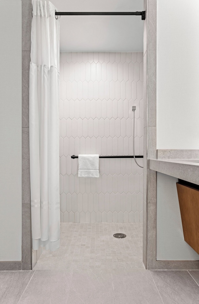Room, 2 Queen Beds, City View (Mobility Accessible, Roll-In Shower) thumbnail 5