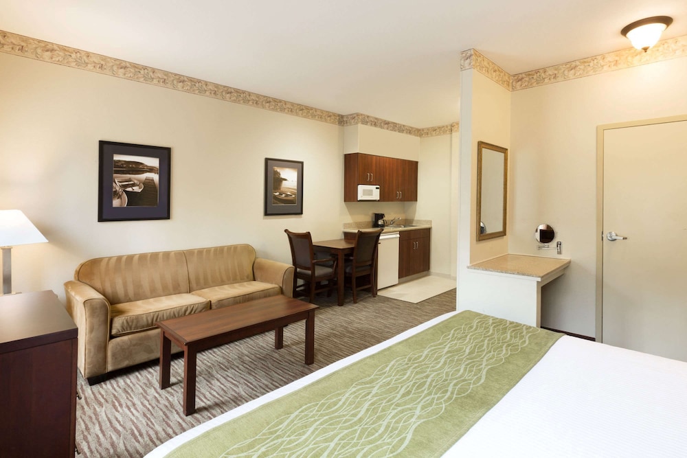 Suite, 1 Queen Bed, Accessible, Non Smoking - Photo 1