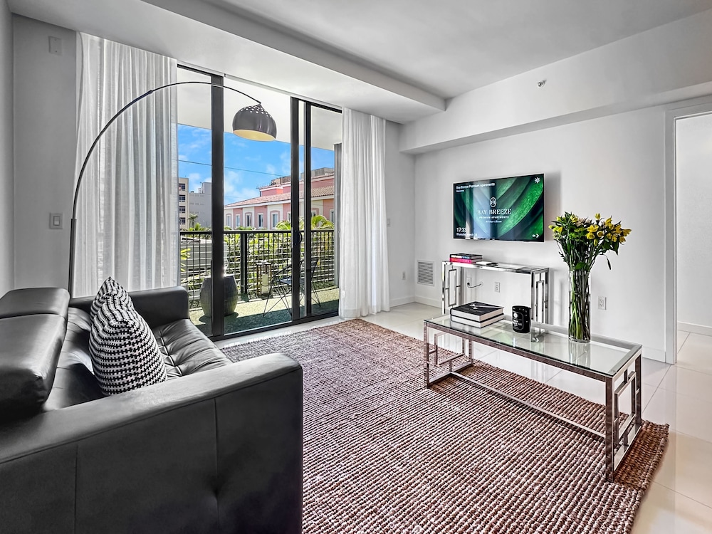 Skyline - One Bedroom Apartment w/Kitchen and Balcony photo 2