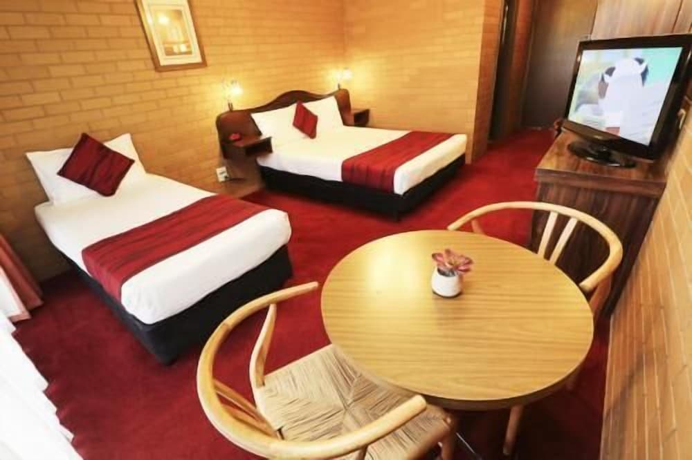 Budget Room (Queen Bed and 1 Single Bed) photo 1