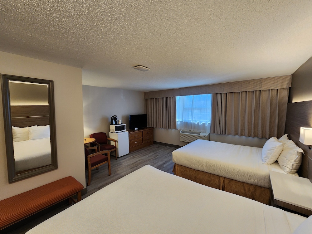 Room, 2 Queen Beds, Non Smoking, Mountain View - Photo 2