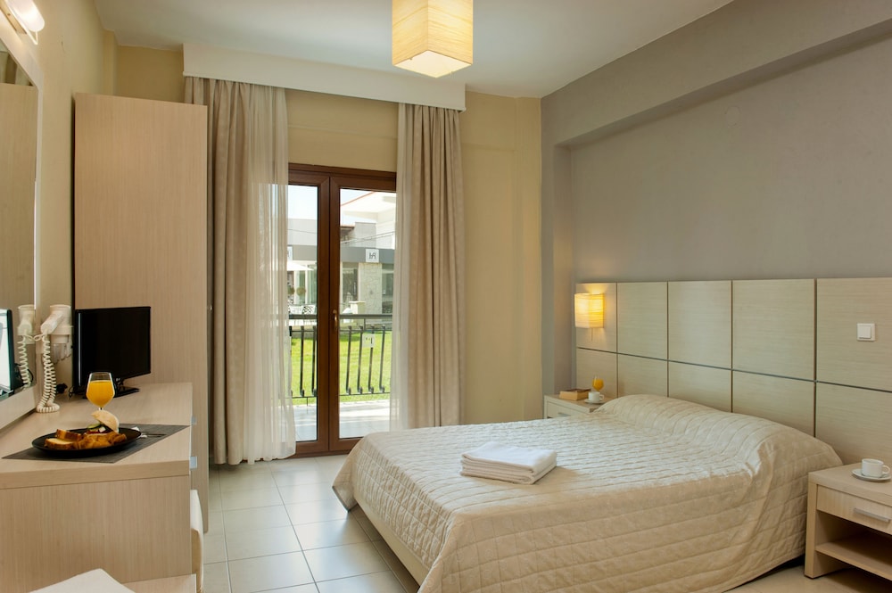 Standard Double Room, Pool View photo 1