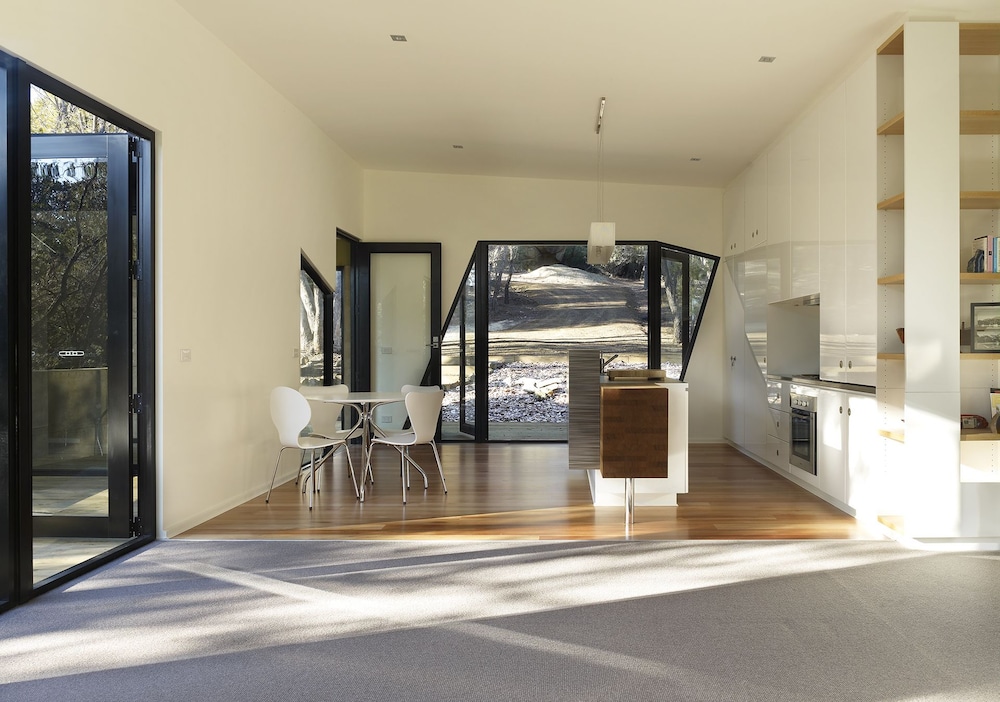 Architecturally Designed 2 Bedroom Beach House photo 3