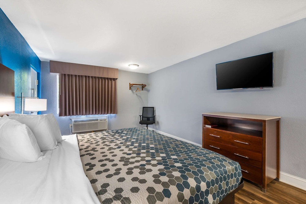 Suite, 1 King Bed, Non Smoking, Hot Tub - Photo 2