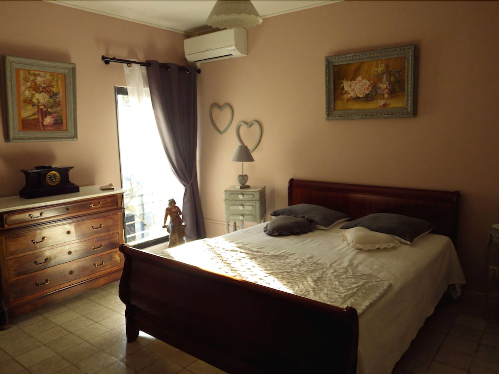 Family Room (Guy de Maupassant) photo 2